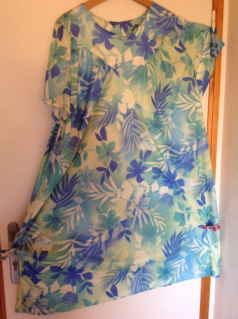 ROBE  FLEURS BLANC BLEU GRANDE TAILLE Envoi Possible
15 Trgunc (29)