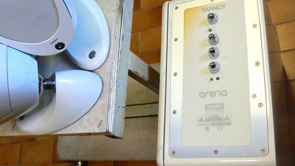Tannoy Arena Caisson basse amplifi&eacute; et 5 pieds de table Audio et hifi