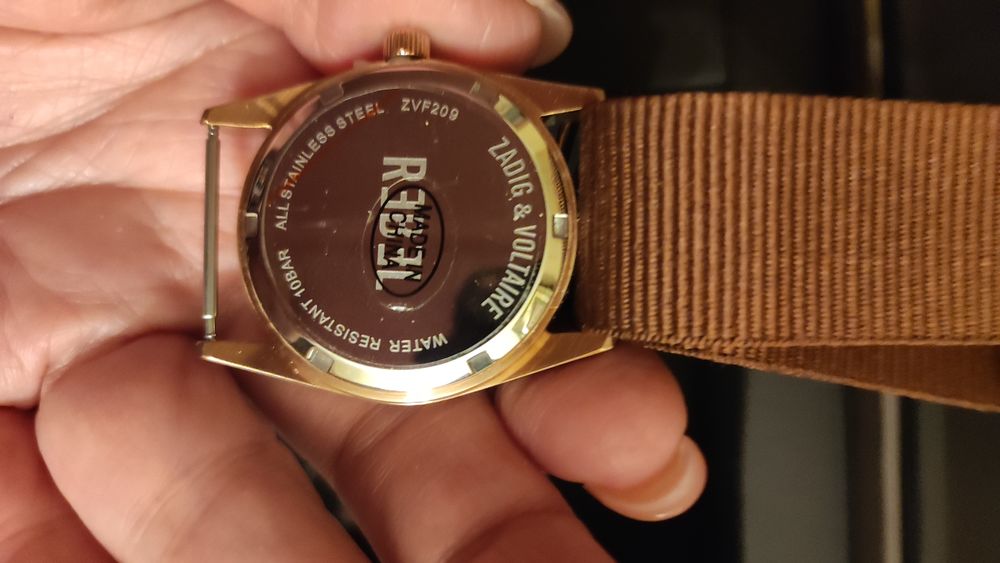  montre neuve Zadig &amp;, Voltaire. Acier dor&eacute;, bracelet toile. Bijoux et montres