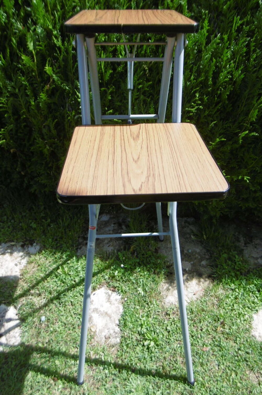 Ensemble TABLE r&eacute;glable pour vid&eacute;oprojecteur &eacute;tat neuf. Photos/Video/TV