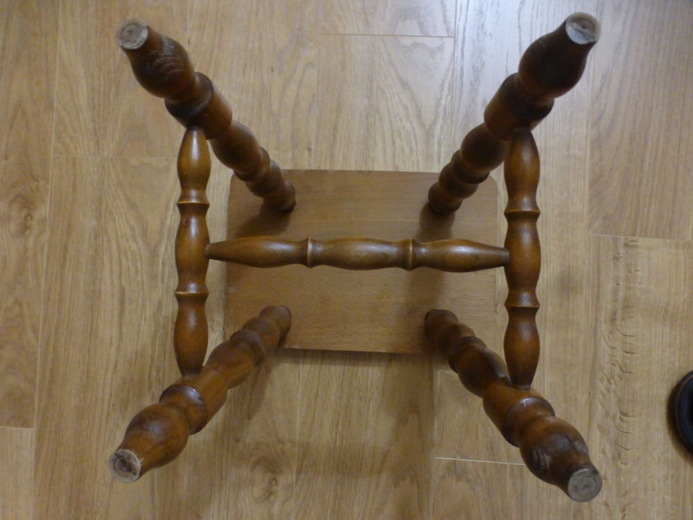 Tabourets en bois massif et tourn&eacute;s Meubles