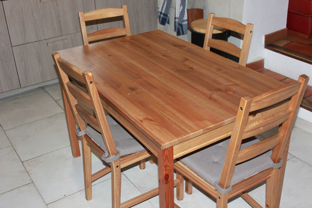 d'une table en bois avec 4 chaises en bois &eacute;galement Meubles