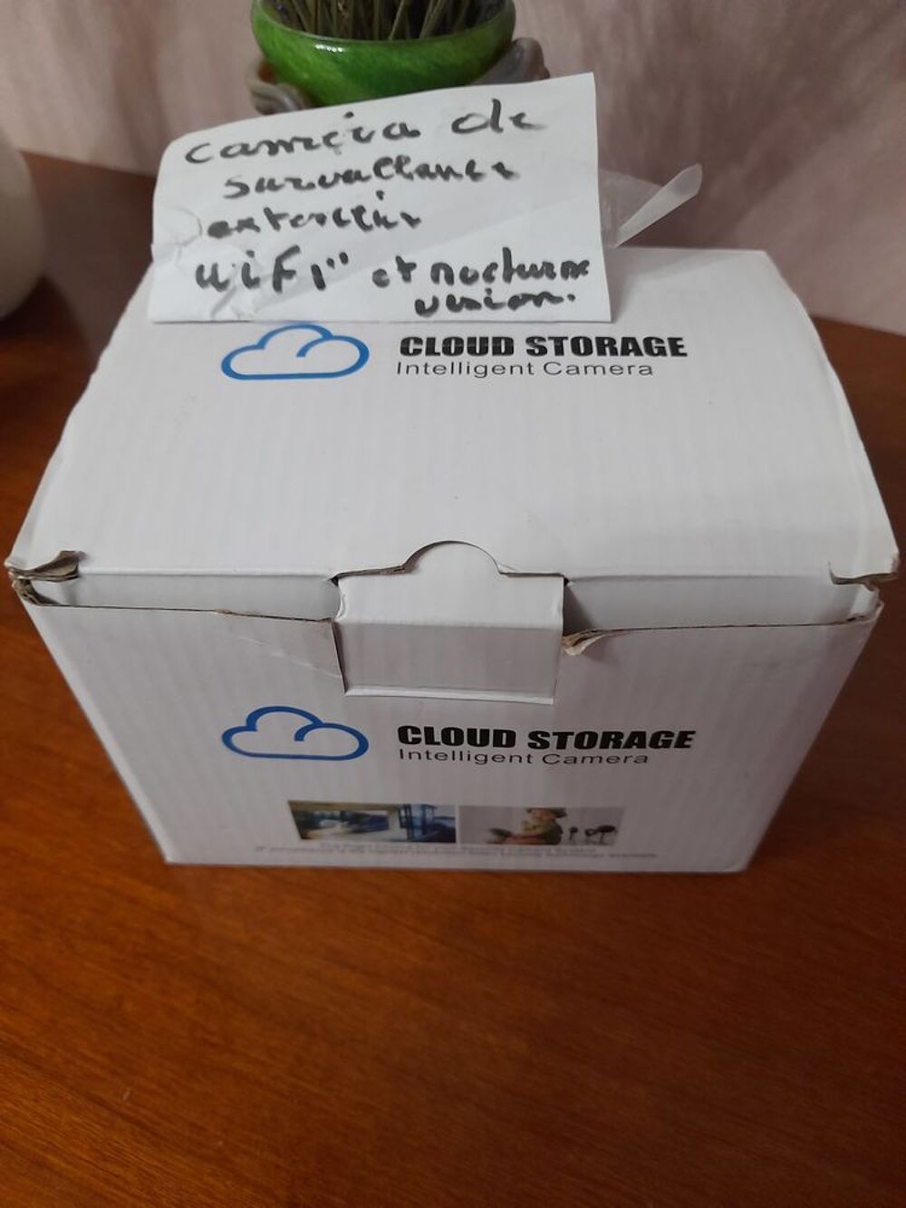Une cam&eacute;ra de surveillance NEUVE dans son emballage. Photos/Video/TV
