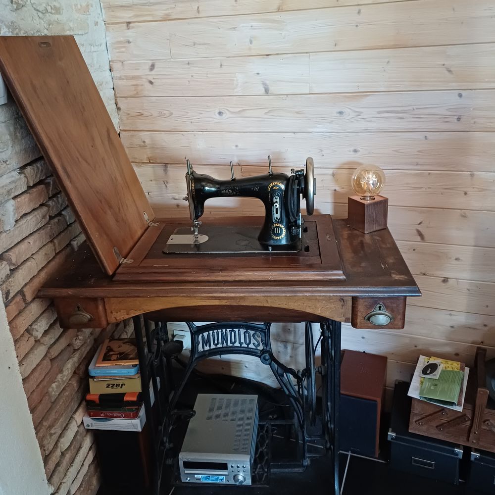 Ancien meuble avec machine &agrave; coudre 
Meubles