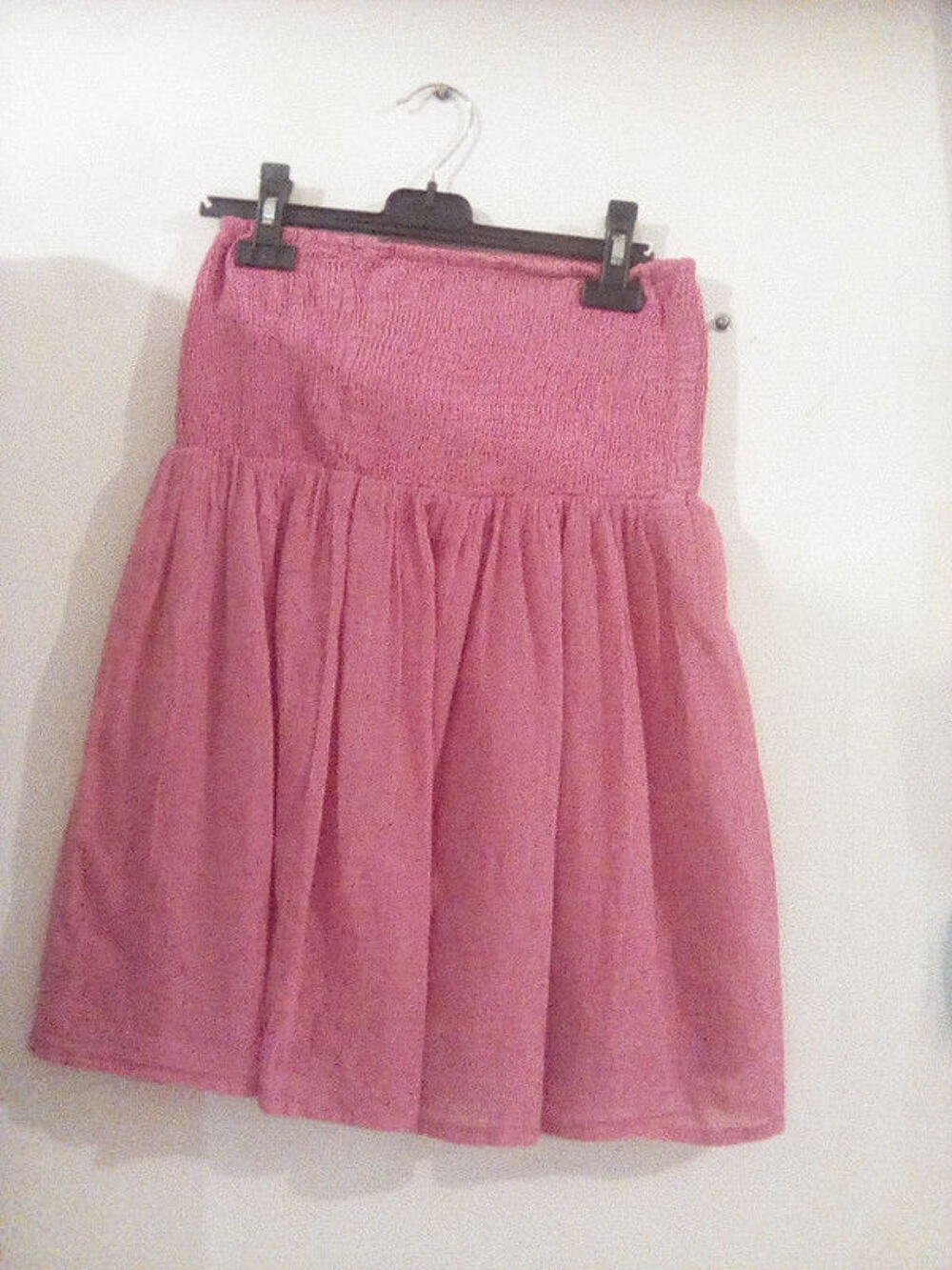 une jupe couleur rose taille 38 Vtements