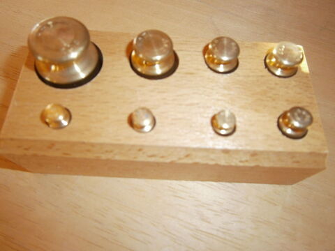 8 poids en boite bois 15 Grenoble (38)