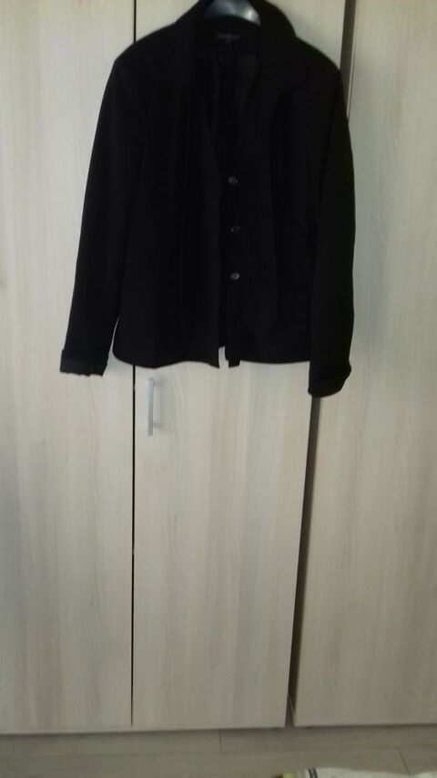 Veste noire avec rayure noire à peine visible 15 La Romagne (49)