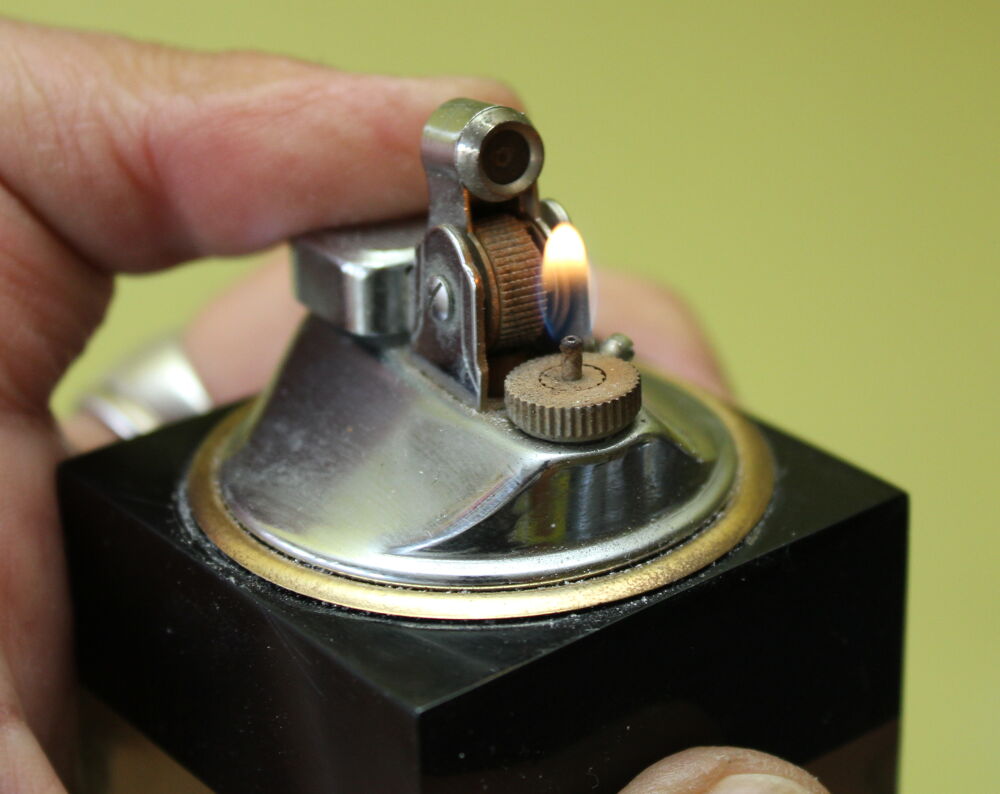 Briquet de table avec inclusion huitre perli&egrave;re
ann&eacute;e 60 