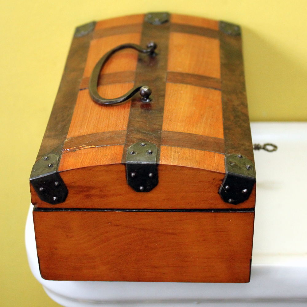 Coffret bomb&eacute; ancien miniature - Malle de poup&eacute;e XIX eme 