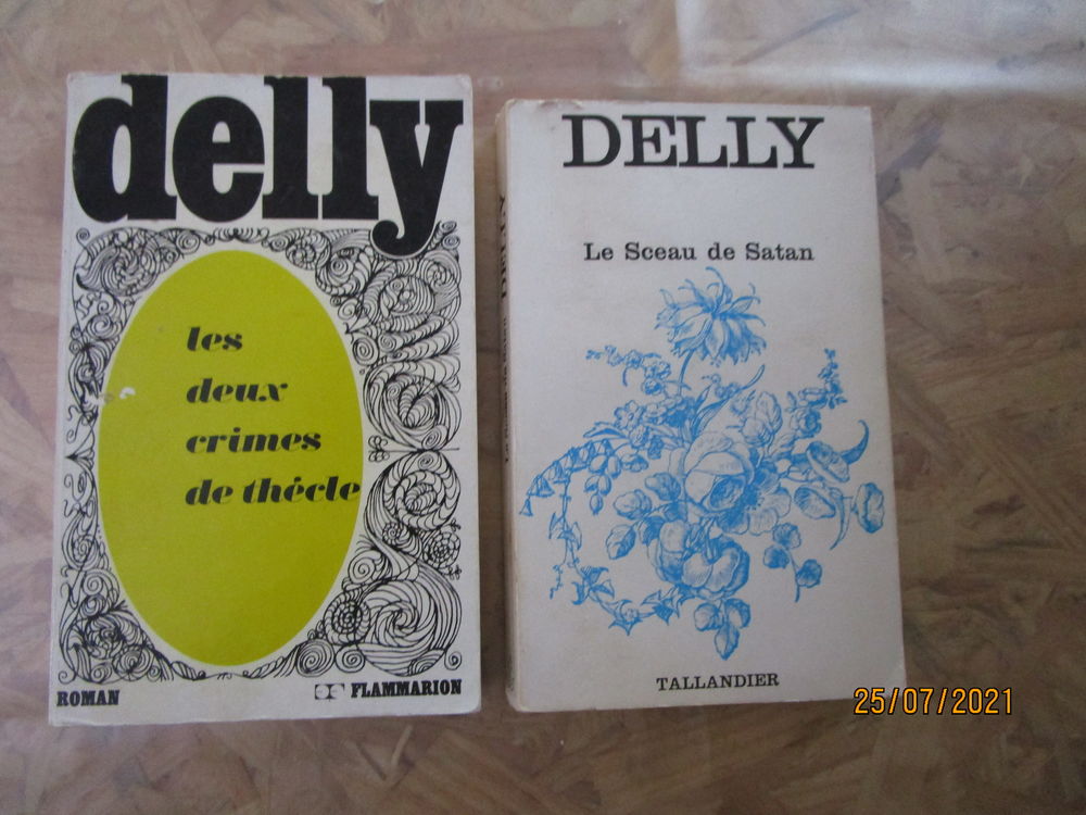 lot de deux livres de DELLY Livres et BD