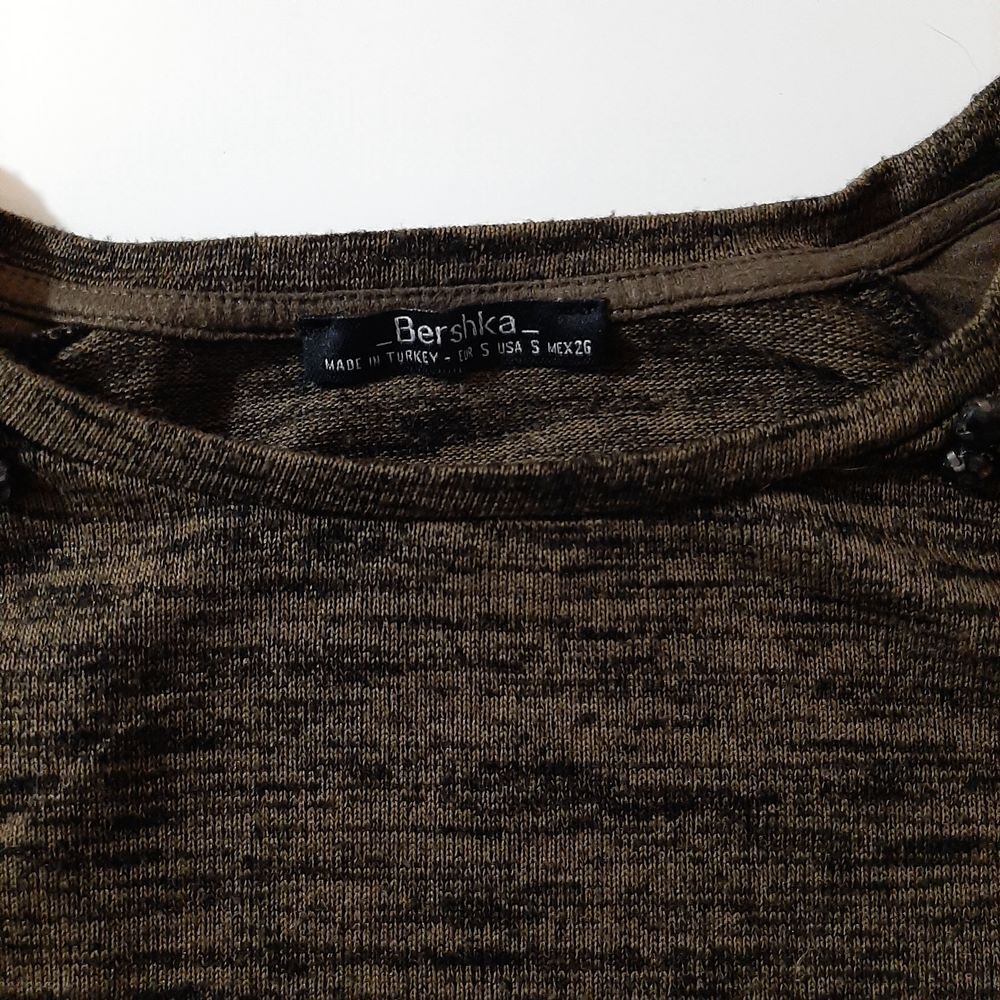 PULL FIN FEMME MARQUE BERSHKA TAILLE S (36-38)
Vêtements