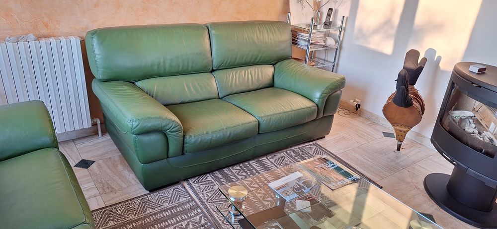
2 canapes cuir 
Meubles