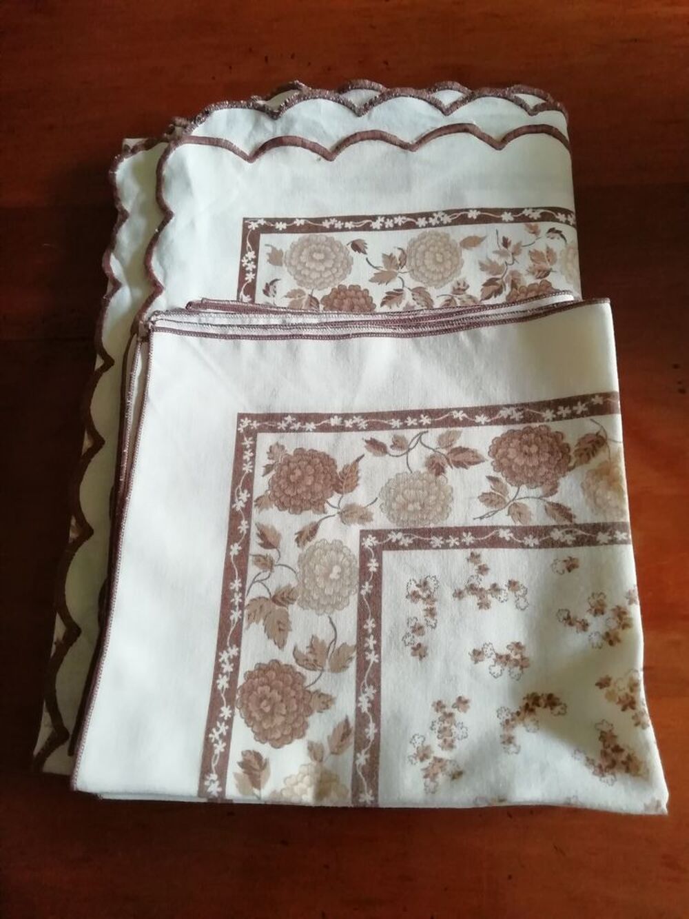 Grande nappe &agrave; fleurs marron clair + 8 serviettes Décoration