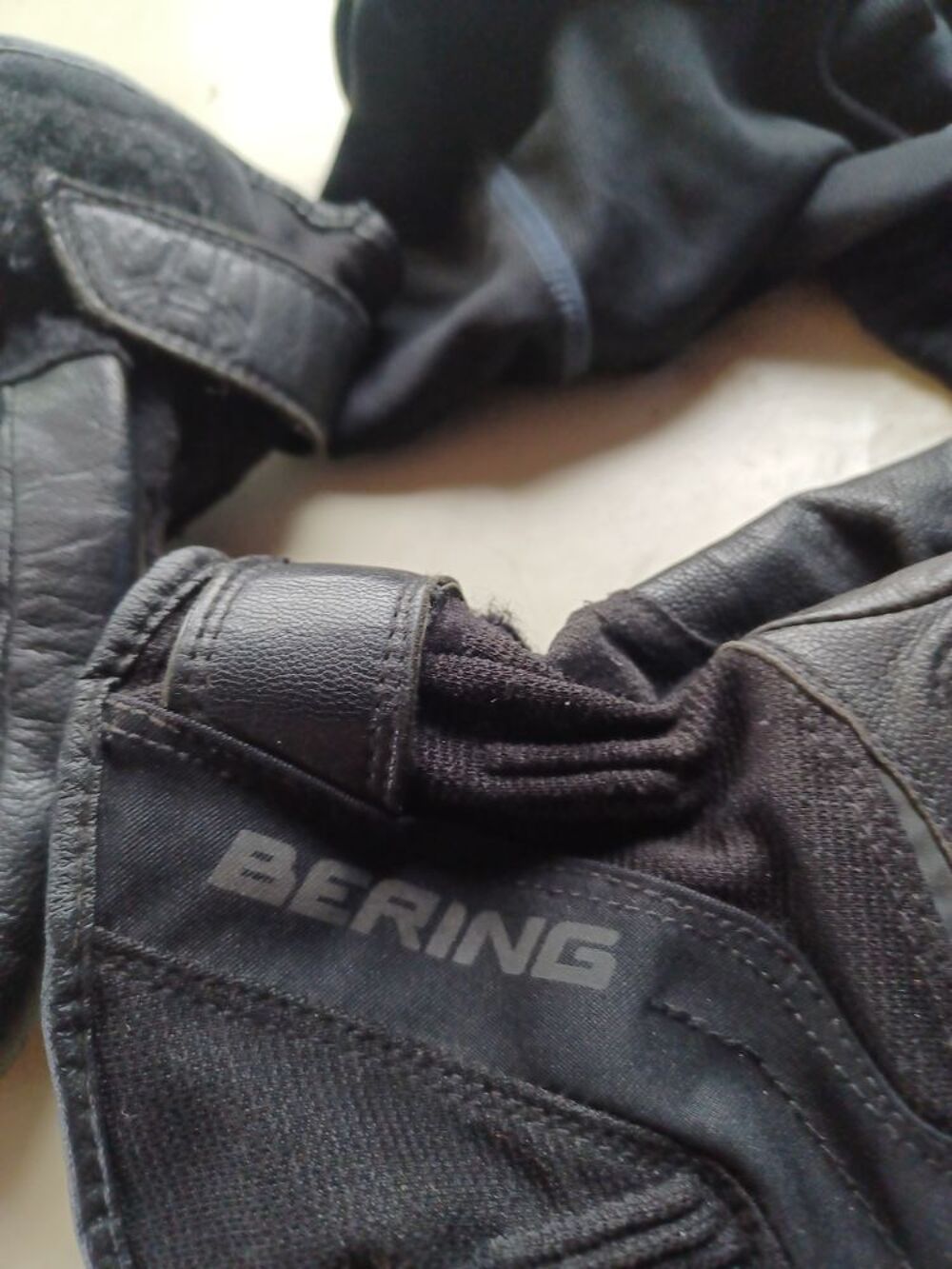 Casque moto vendu avec gants taille 9 et tour de cou Sports