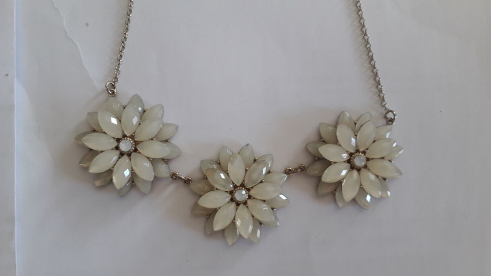 Collier fleurs aux p&eacute;tales de nacre 1950. Bijoux et montres