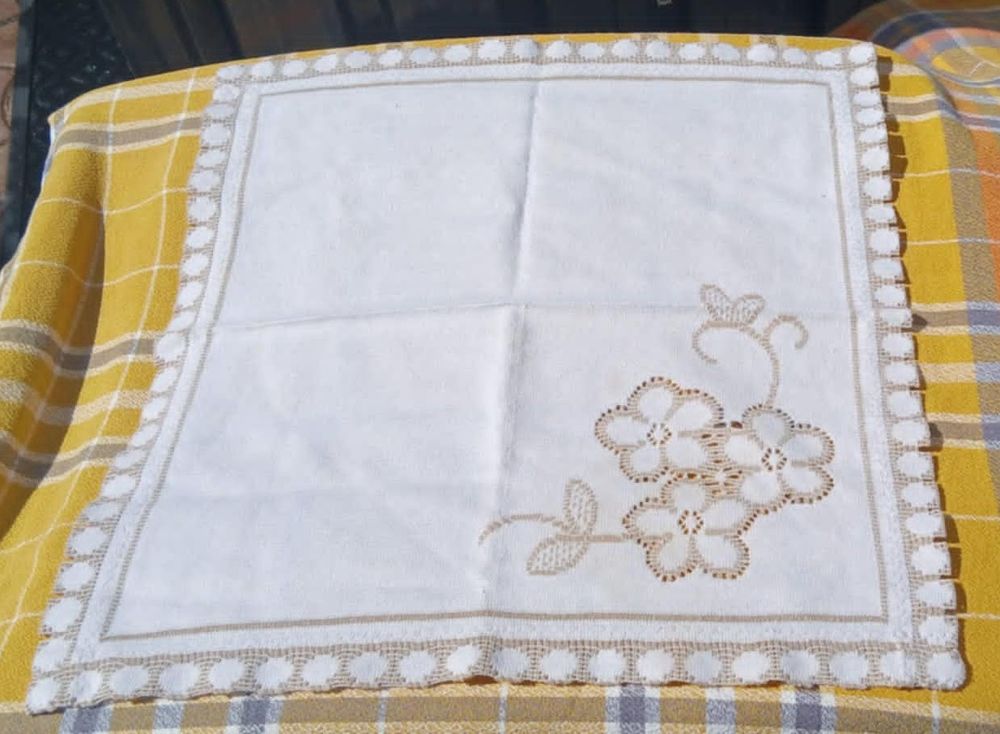 Ancien Napperon / Serviette de table : Dimension 38 x 39 cm Décoration