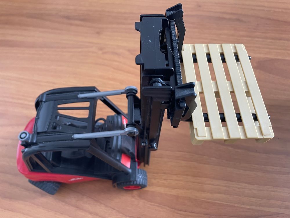 Chariot &eacute;l&eacute;vateur Linde H30D Bruder + acc&eacute;ssoires Jeux / jouets