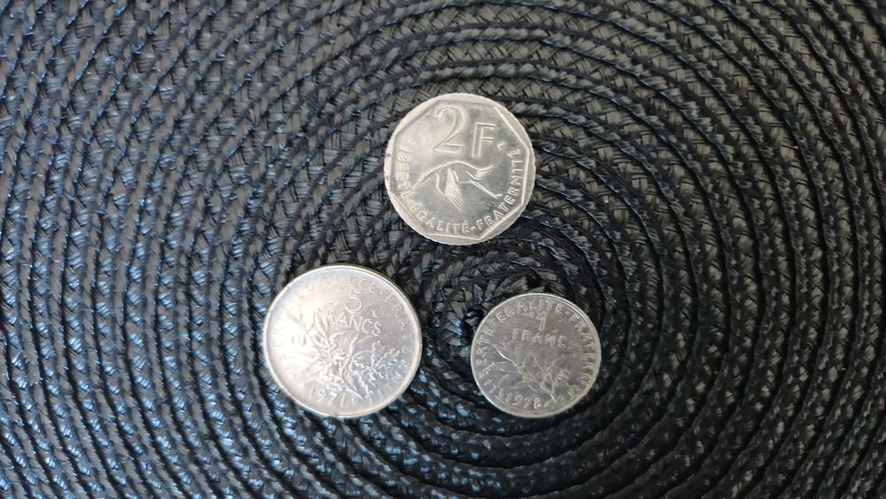 Pi&egrave;ces de monnaie de francs Fran&ccedil;ais.
