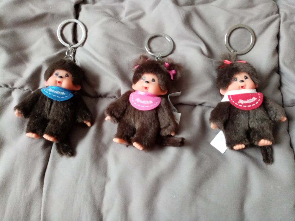 Porte clefs kiki bavoir rouge ou bleu ou rose 