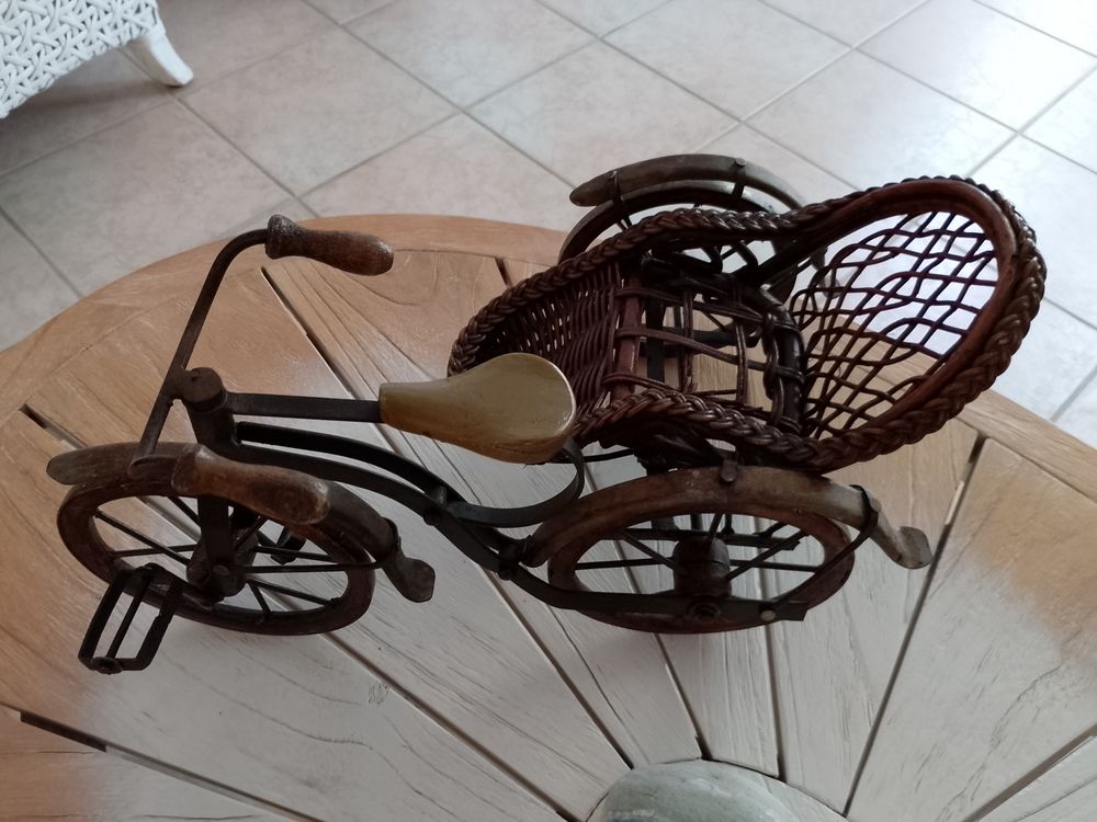 Tricycle d&eacute;coratif ancien en osier tress&eacute; bois et m&eacute;tal. Bon Décoration