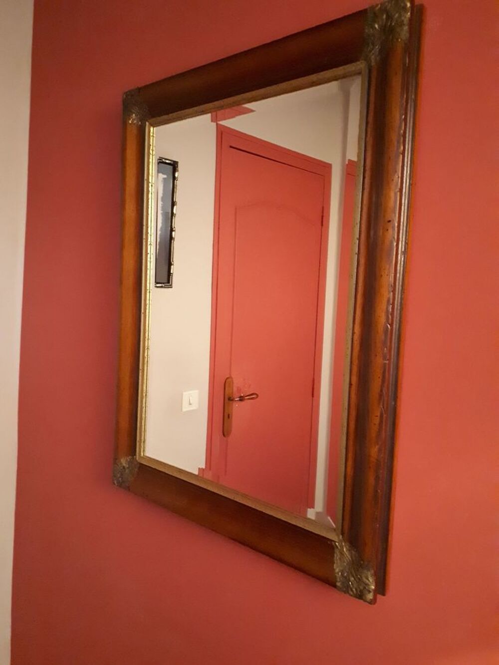 Miroir mural en bois dor&eacute; esprit classique chic Décoration