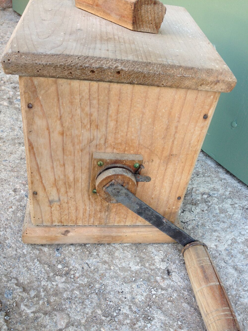 Souvenir du pass&eacute; ancienne baratte manuelle en bois
Décoration