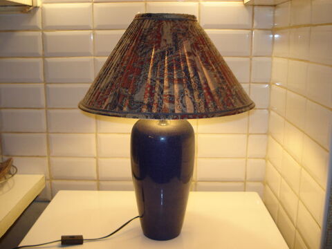 Lampe constitue d'un vase dcor bleu en faence 50 Fontenay-le-Fleury (78)