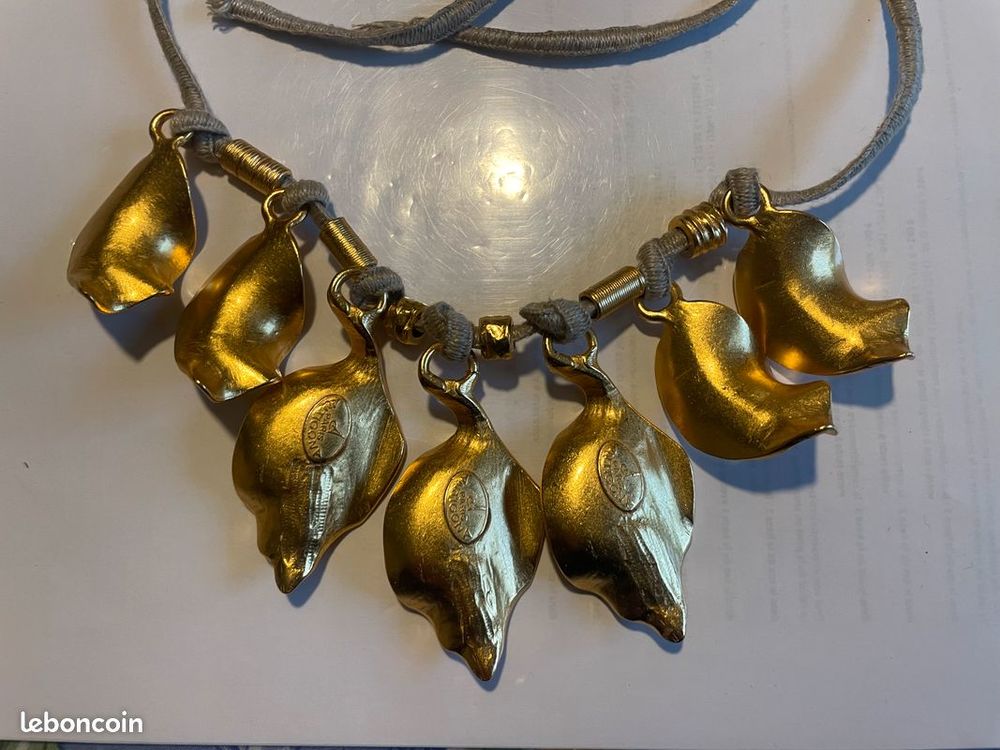 Collier souple feuilles dor&eacute;es sur lacet beige ANTIGONA Bijoux et montres