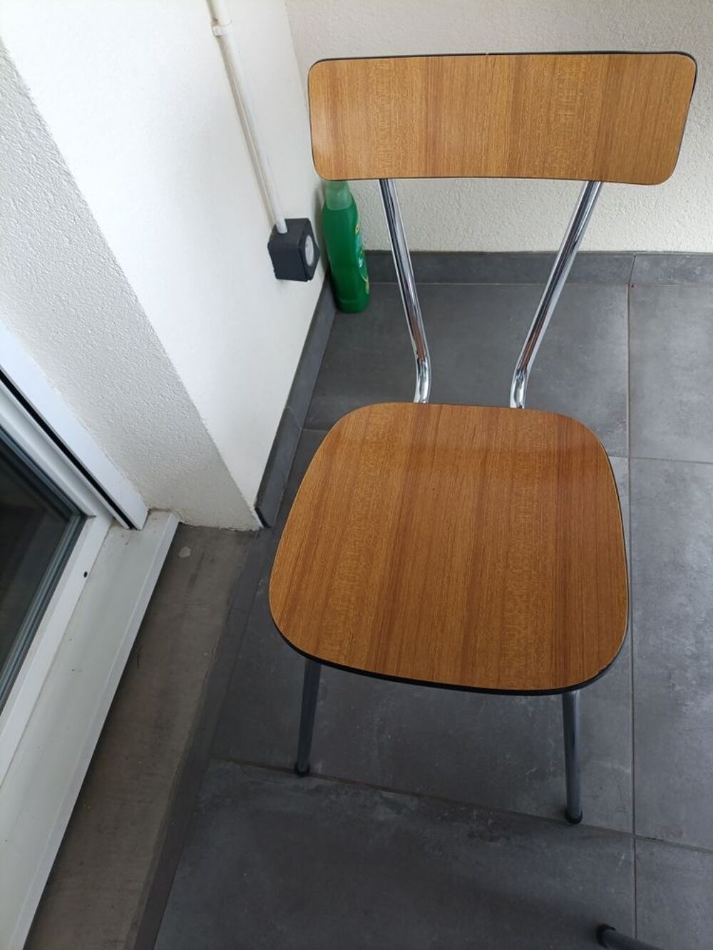 1 chaise en formica couleur marron en tr&egrave;s bon &eacute;tat Meubles