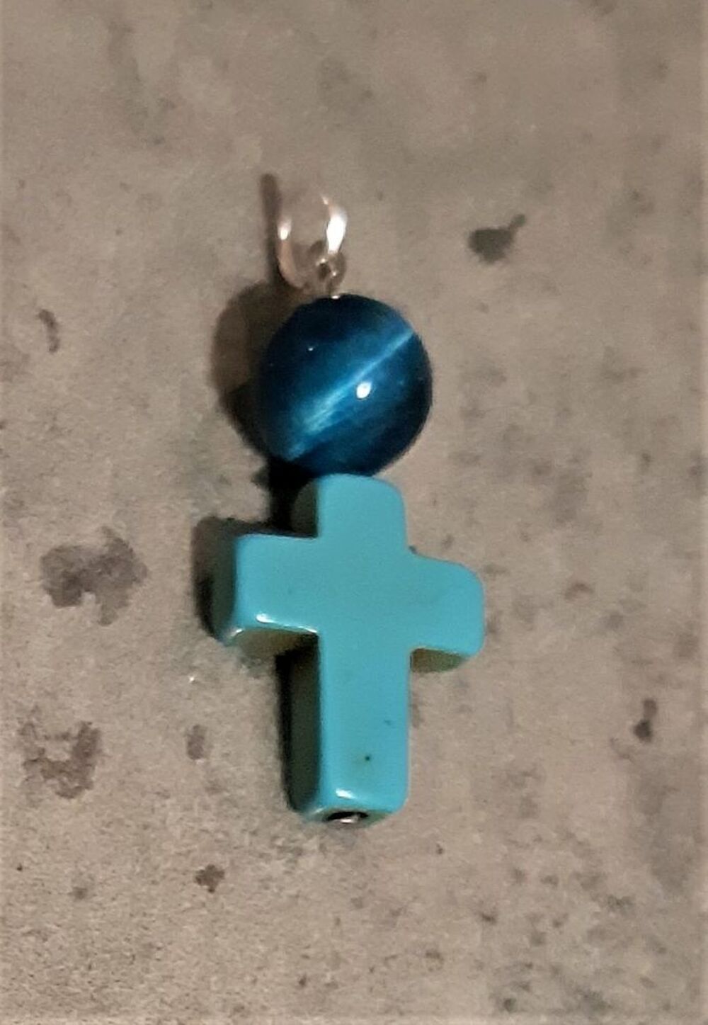 pendentif croix bleue avec une pierre oeil de tigre bleu Bijoux et montres