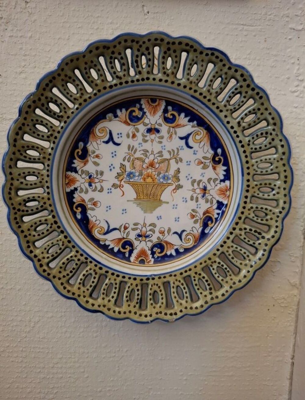 Assiette d&eacute;corative en fa&iuml;ence de Desvres , milieu 20e . Diam 25 cm D�coration