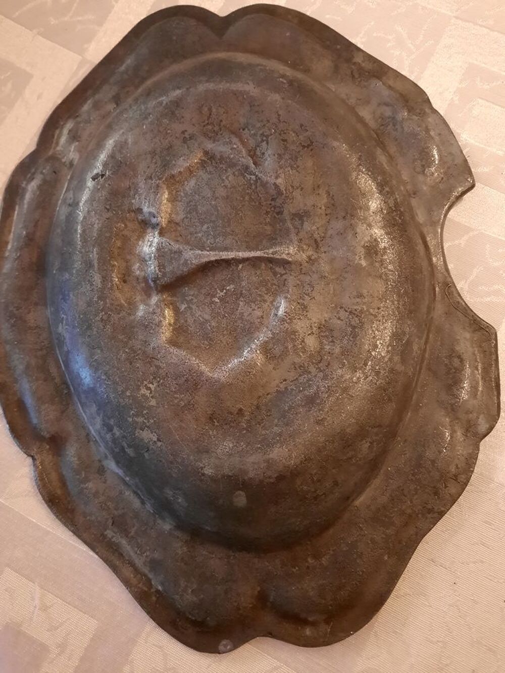 PLAT A BARBE ANCIEN EN ETAIN 
Décoration