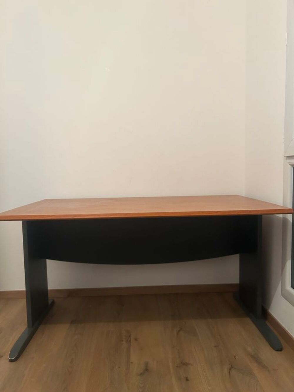 Bureau solide en tr&egrave;s bon &eacute;tat avec chaise Meubles