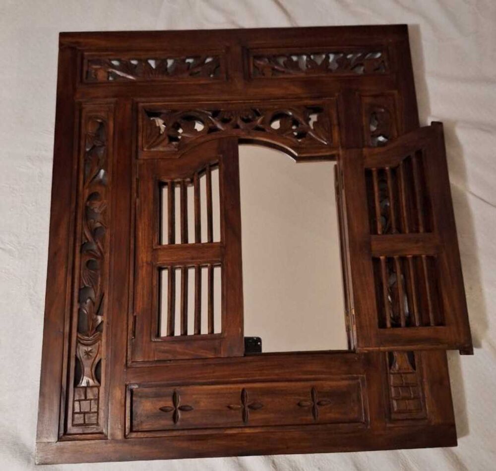 Miroir en noyer massif. Meubles