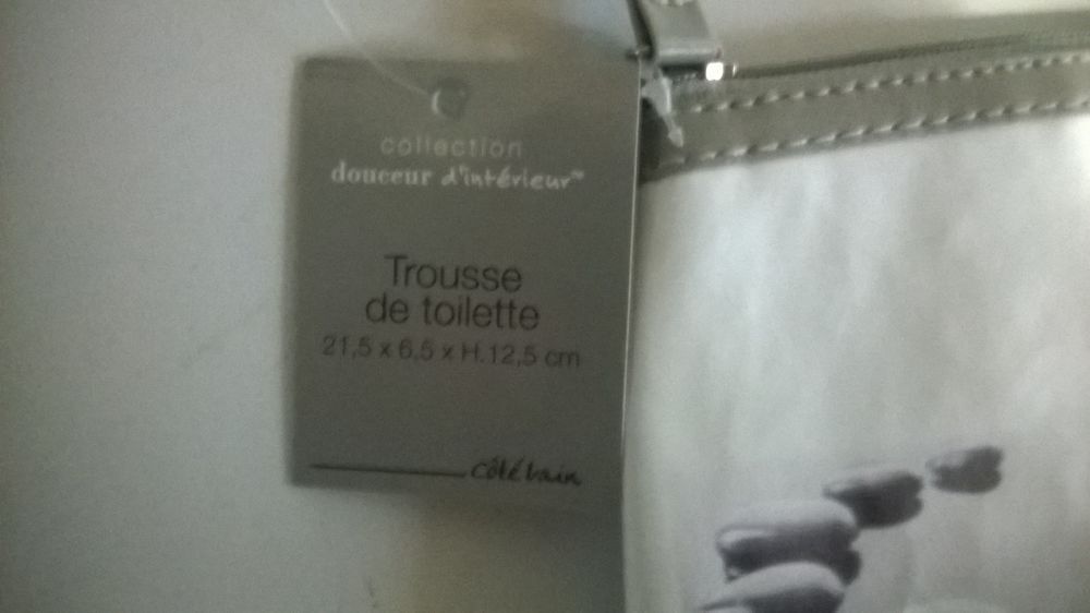 Trousse de toilette 
Neuve
Marque douceur d int&eacute;rieur
21. Maroquinerie
