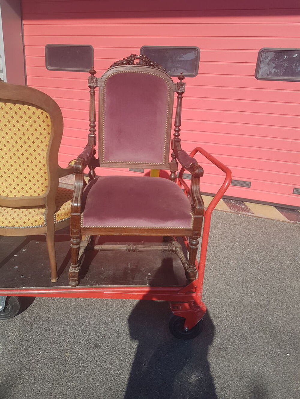 Deux beau fauteuils larges bois et velours grenat. Meubles