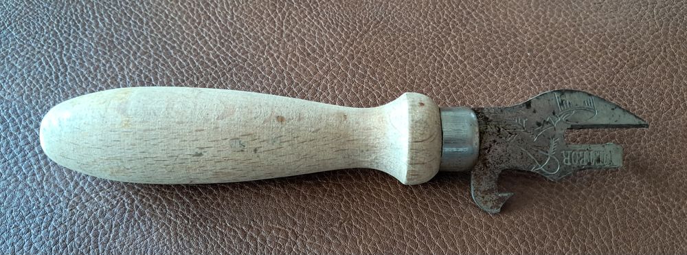 ancien ouvre-boite METEOR 
en m&eacute;tal et bois 
Made in France 