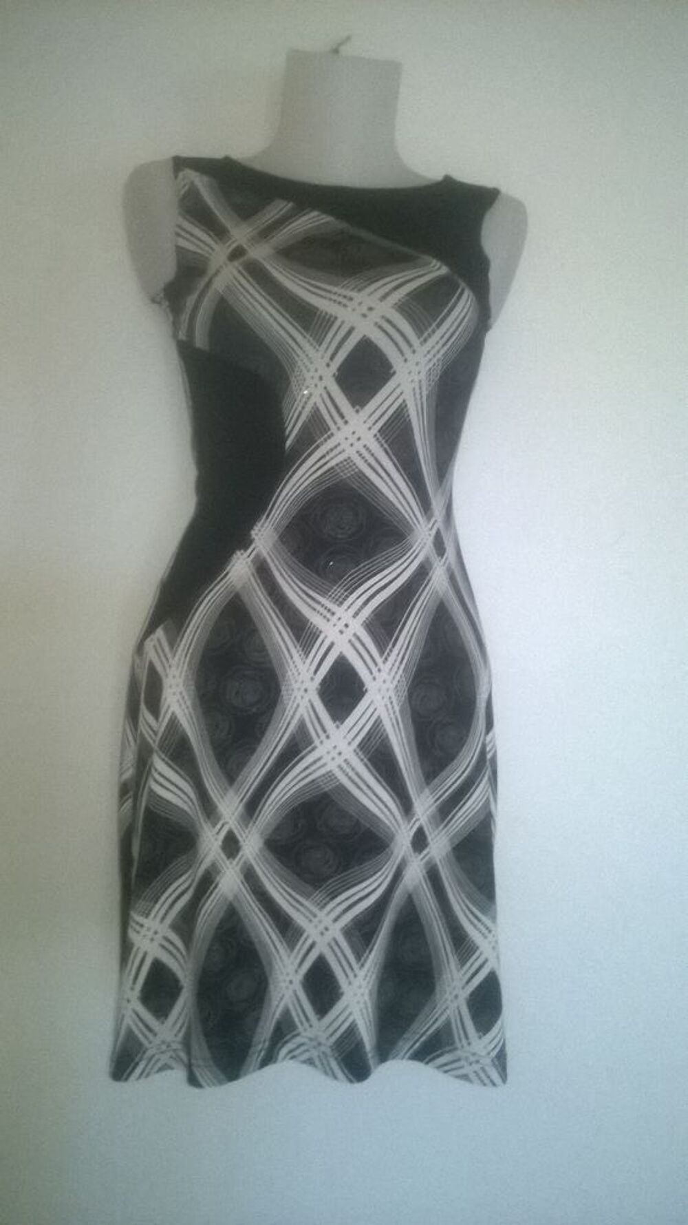 Robe moulante noir et grise 
Xanaka
Excellent etat
Vêtements