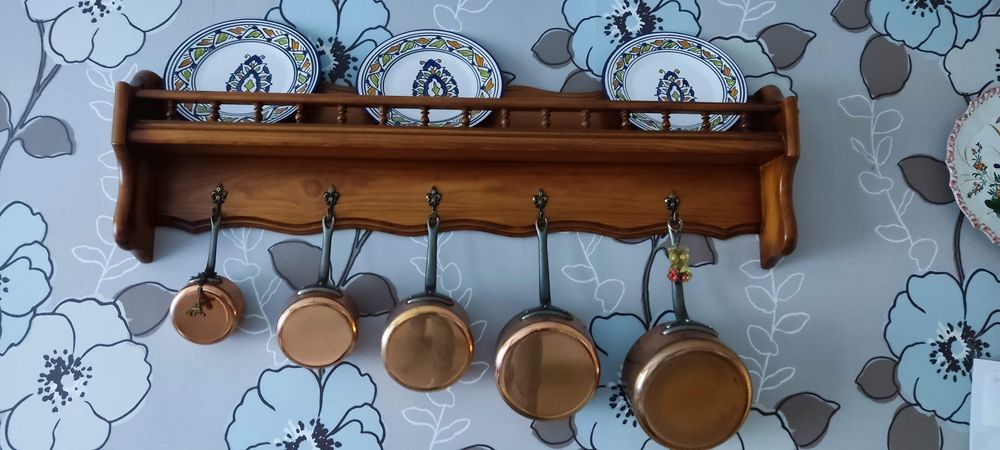 Casseroles cuivre et support Décoration