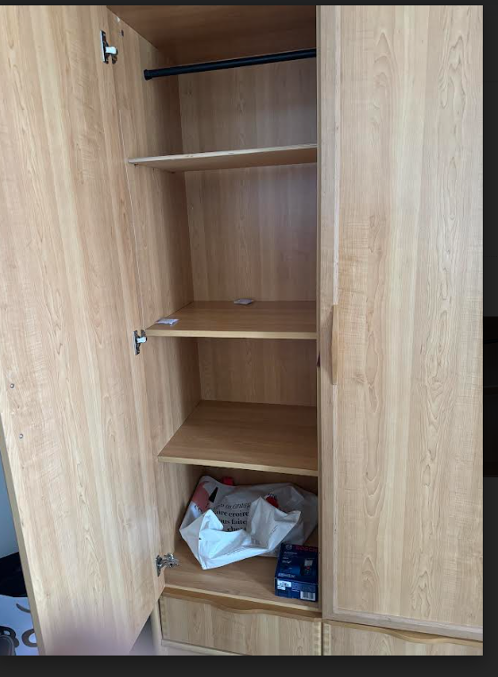 Armoire en bois en tr&egrave;s bon &eacute;tat Meubles