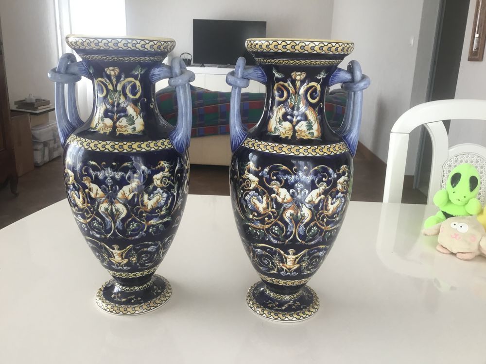 2 vases Renaissance bleus GIEN. Hauteur: 350mm. Dcoration