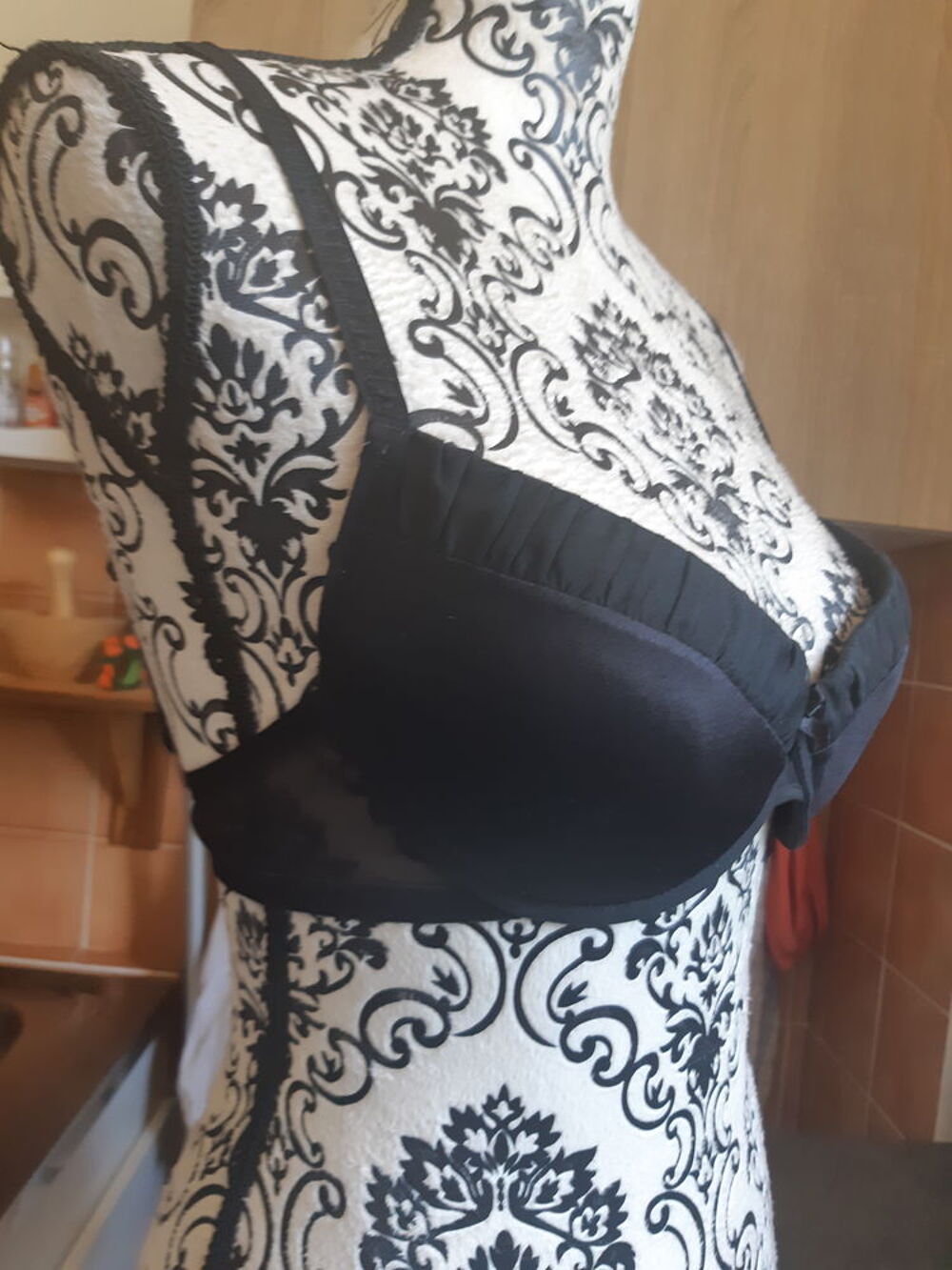 wonderbra soutien gorge noir galons fron&ccedil;eur TAILLE 90B Vêtements