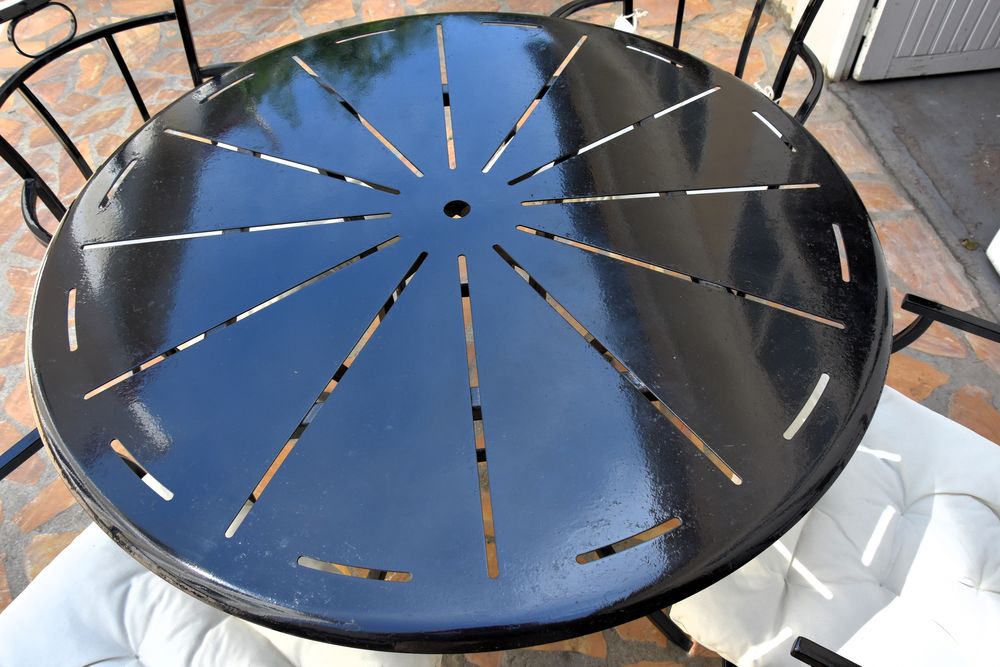 Ensemble mobilier de jardin en fer forg&eacute;. Jardin