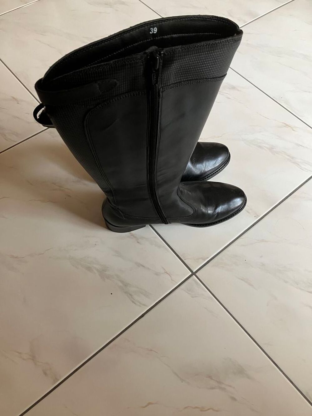 BELLE PAIRE DE BOTTES MONTANTES POUR FEMME DE COULEUR NOIRE Chaussures