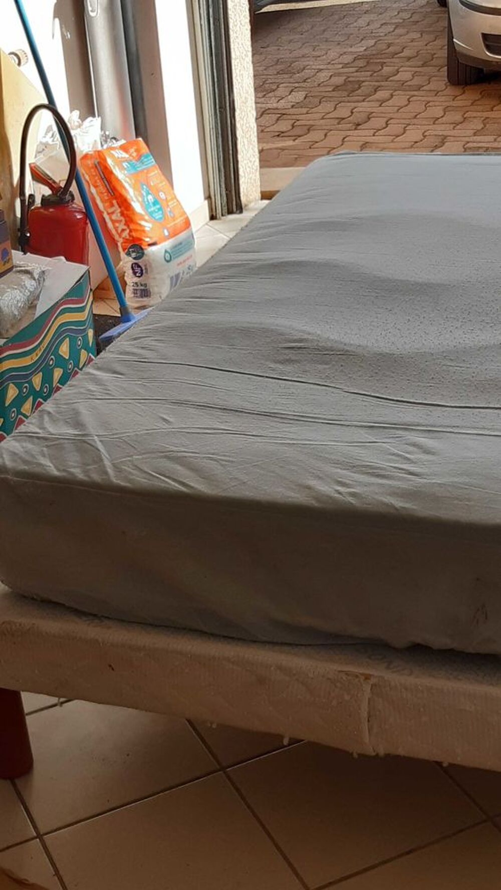 sommier. pieds. matelas Meubles