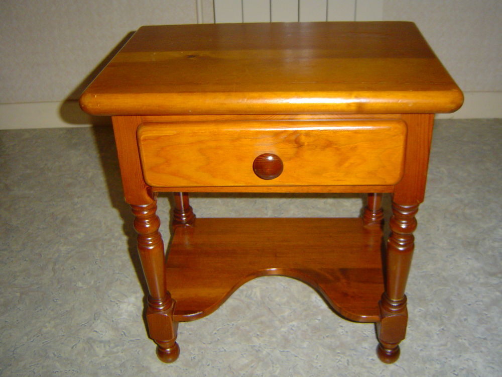 Table de chevet et bois de lit assorti Meubles