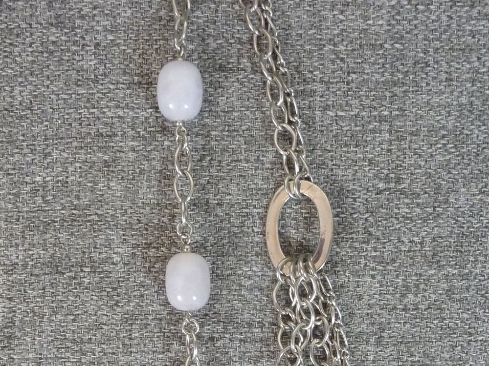 Collier/ Sautoir en M&eacute;tal Argent&eacute; avec Perles Plastique Gris Bijoux et montres