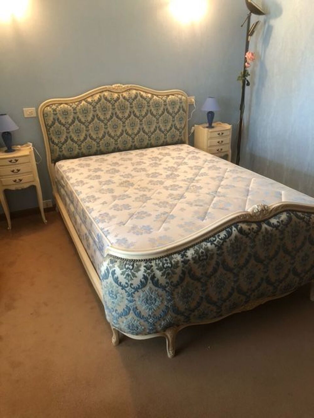 literie Louis XV, chevets, fauteuil Meubles