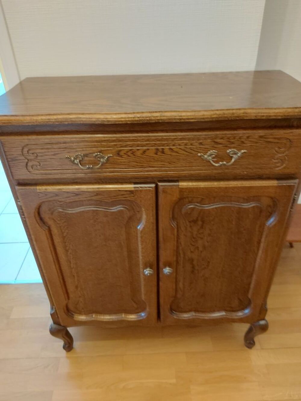 Commode en bois sculpt&eacute; avec poign&eacute;es m&eacute;talliques Décoration