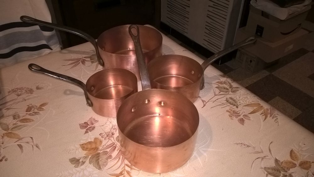 Anciennes casseroles cuivre jaune 1950. Cuisine